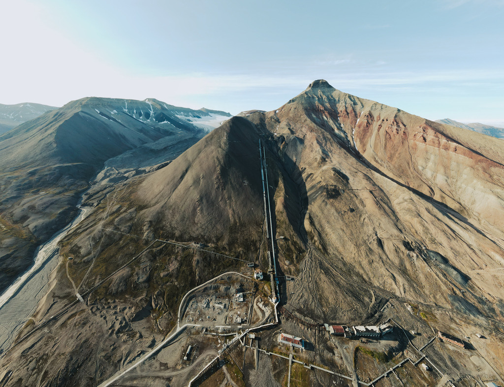 Pyramiden-auf-Spitzbergen-aus-der-Luft 17 - URBANISTER | default - Realisiert mit Pictrs.com