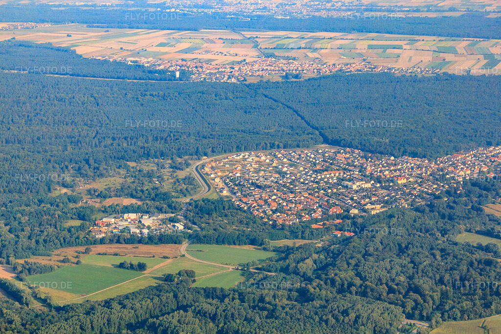Luftbild: Stadtübersicht von Süden in Jockgrim im Bundesland Rheinland-Pfalz in Deutschland. Foto: IMG_52923.jpg vom 05.09.2012 durch Werner Riehm/FLY-FOTO.de