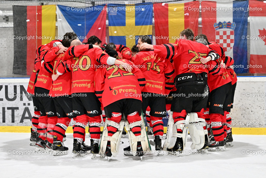 Lendhafen Seelöwen vs. Spartans Althofen | #22 Trampitsch Jürgen Spartans Althofen, #77 Schumnig Stefan Spartans Althofen, #89 Pirmann Markus Spartans Althofen, Jubel Spartans Althofen Mannschaft, #25 Mayrobnig Marco Spartans Althofen, #81 Jakobitsch Silvio Spartans Althofen, #91 Prasser Alexander Spartans Althofen, #70 Schumnig Martin Spartans Althofen, Lendhafen Seelöwen vs. Spartans Althofen, Lendhafen Seelöwen vs. Spartans Althofen am 14.02.2025 in Ferlach (HTC Eishalle Ferlach), Austria, (Photo by Bernd Stefan)