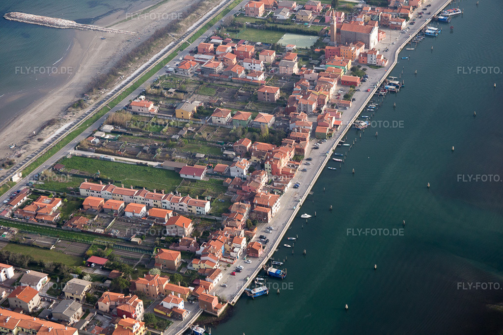 Luftbild: Ortsansicht in Sant'Antonio im Bundesland Venetien in Italien. Foto: IMG_087546.jpg vom 06.04.2016 durch Werner Riehm/FLY-FOTO.de