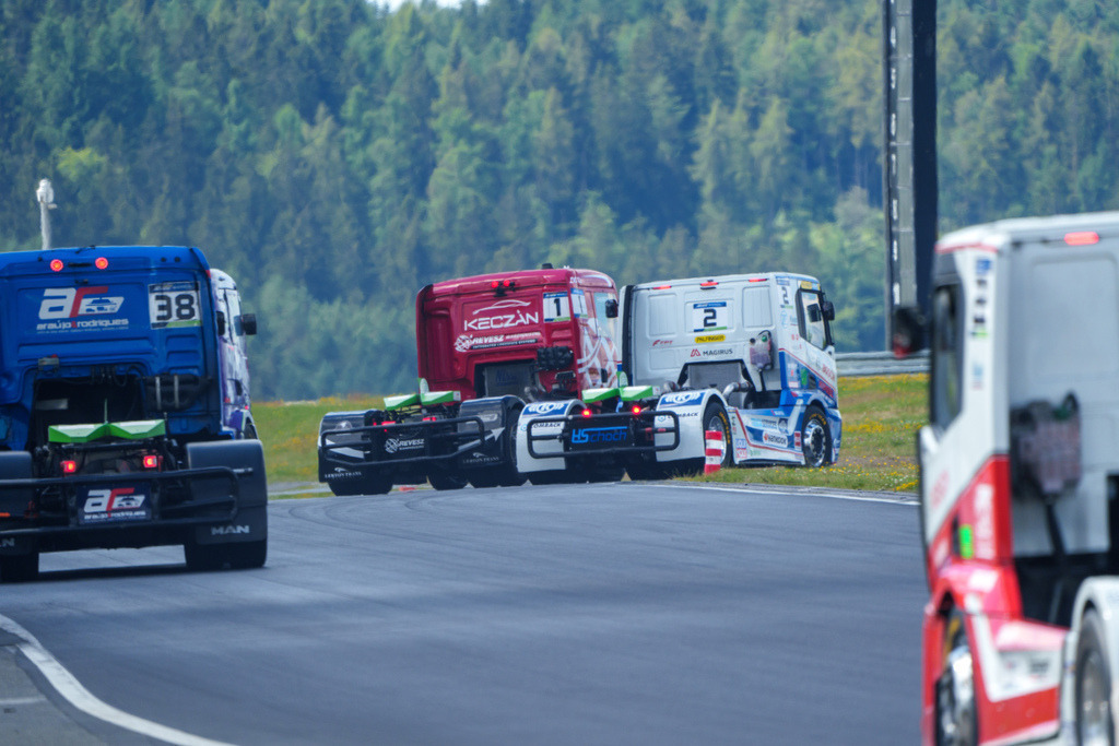 A7408214 | 14.07.2024 Goodyear FIA European Truck Racing Championship (ETRC) NürburgringBild: Zweikampf um die Führung zwischen #2 Jochen Hahn im IVECO und #1 Norbert Kiss im MAN - Realisiert mit Pictrs.com