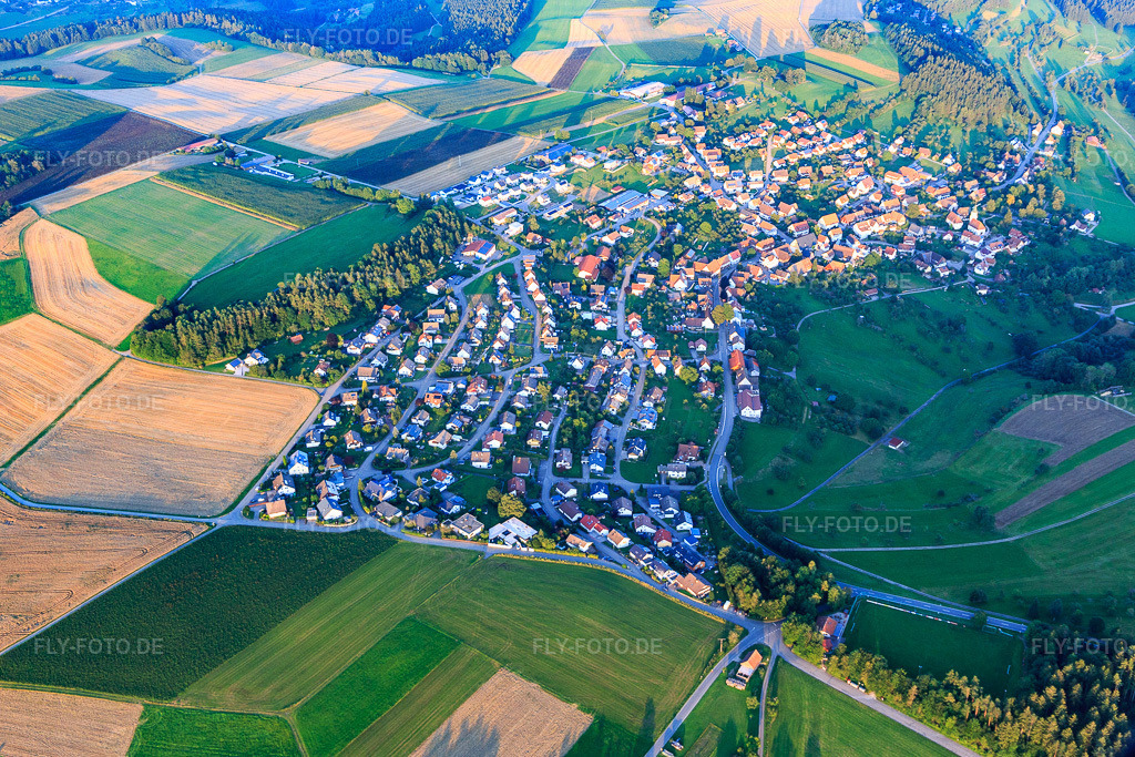 Luftbild: Ortsansicht von Westen im Ortsteil Wittendorf in Loßburg im Bundesland Baden-Württemberg in Deutschland. Foto: IMG_128609.jpg vom 25.08.2021 durch Werner Riehm/FLY-FOTO.de