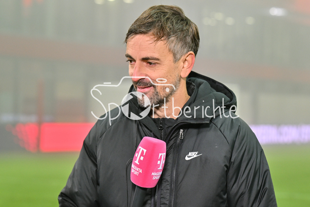 FC Bayern München Frauen - SG Eintracht Frankfurt Frauen | im Bild Niko ARNAUTIS Trainer Eintracht Frankfurt Frauen beim Interview bei MagentaSport / Freisteller / Einzelfoto / Google Pixel Frauen Bundesliga: FC Bayern Muenchen - Eintracht Frankfurt, FC Bayern Campus am 04.11.2024