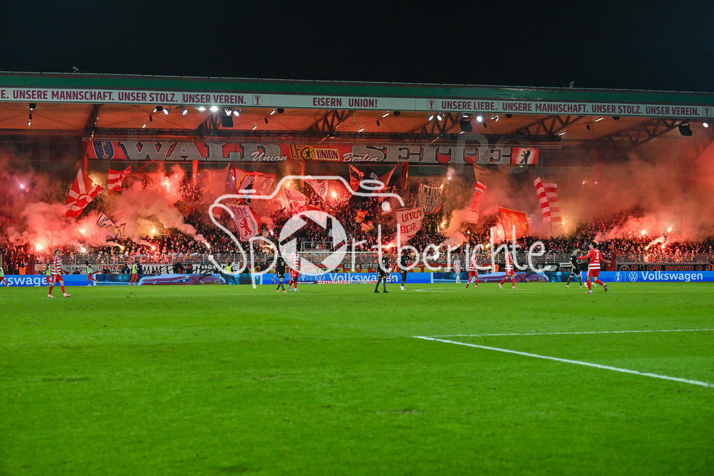 1. FC Union Berlin - FC Bayern München | BERLIN, GERMANY - 03. DECEMBER: Fans der Unioner zünden Pyrotechnik / Pyro / Ultras während dem Match zwischen dem 1. FC Union Berlin und dem FC Bayern München beim Achtelfinale des DFB-Pokales im Stadion an der alten Försterei