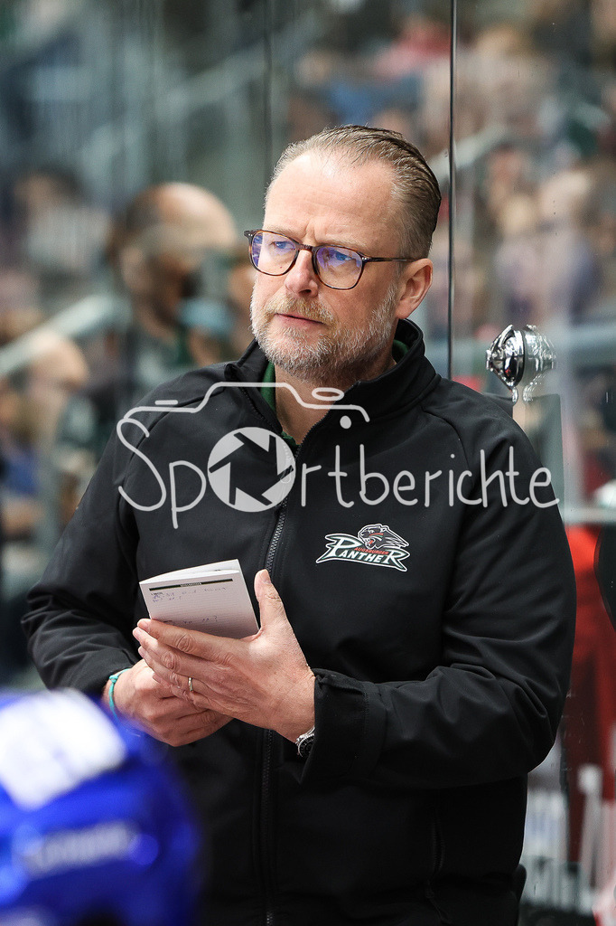 Augsburger Panther - Schwenninger Wild Wings | Panther Trainer Christof KREUZER in Aktion / Freisteller / Einzelfoto / Freisteller