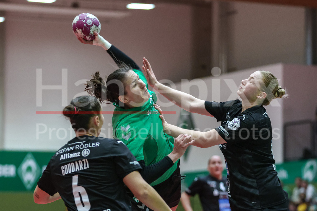 Handball, 2. Bundesliga Frauen, SV Werder Bremen - Kurpfalz Bären | v.li.: Anna Lena Bergmann (SV Werder Bremen, 25) am Ball, Spielszene, Aktion, Action und Lena Sophie Stitzel (Kurpfalz Bären, 80) im Zweikampf, Duell, Spielszene, Aktion, Action