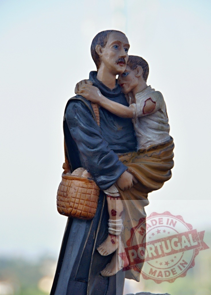 Saint Friar Holding Injured Child Statue | Procession 15.08.2025 - Assumption Day - Paco de Sousa, Portugal Statue of a friar holding a sick or injured child in his arms - Realisiert mit Pictrs.com