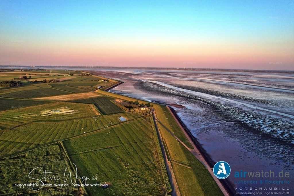 Luftbild Nordstrand, LangerDeich, Dreisprung, Püttenweg, Trendermarsch, Husumer Bucht | Luftbild Nordstrand, LangerDeich, Dreisprung, Püttenweg, Trendermarsch, Husumer Bucht - Der Trendermarschkoog befindet sich im Westen der Insel Nordstrand und grenzt an das Wattenmeer. Er ist nach der ehemaligen runden Insel Trendermarsch benannt, die nahe Alt-Nordstrand lag und bereits im 16. Jahrhundert angeeicht wurde. Die Eindeichung des Trendermarschkoogs erfolgte 1663 nach der schweren Sturmflut von 1634, die den westlichen Teil des Polders zerstörte und in eine Tidefläche verwandelte.