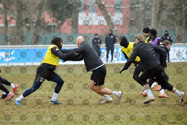 RGE_7760b | Hertha BSC, 2.Bundesliga, Herren, Training, Saison 2025/26, im Bild von li. Deyovaisio Zeefuik ( Hertha BSC ), Toni Leistner ( Hertha BSC ),  Mittwoch 04.02. 2026,   Fotograf:   Ralf Gebhardt - Realisiert mit Pictrs.com
