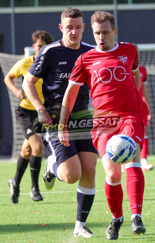 VfL Holsen - TV Elverdissen | Auf dem Bild zu sehen: schwarz VfL Holsen: Luca Dornhöfer ; rot TV Elverdissen: Niklas Weinert VfL Holsen, TV Elverdissen, Saison 26/27, Kreisliga A, Holsen, Deutschland - Realisiert mit Pictrs.com