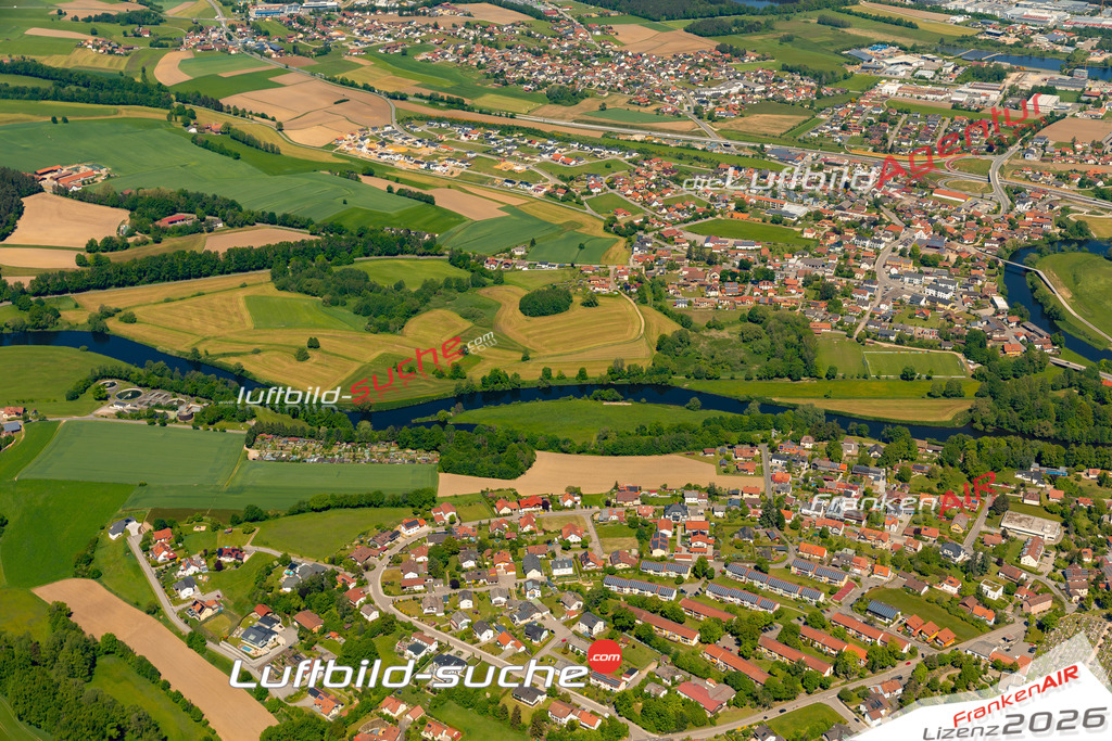 Das Luftbild zeigt :  Roding - Die Luftaufnahme wurde 2024 vom UL-Flugzeug aus erstellt ( keine Drohne ) - Hochauflösende Luftaufnahme - Für grossformatige Ausdrucke geeignet. Die Geschenkidee !Mit Lizenz und Bildrechte bestellbar