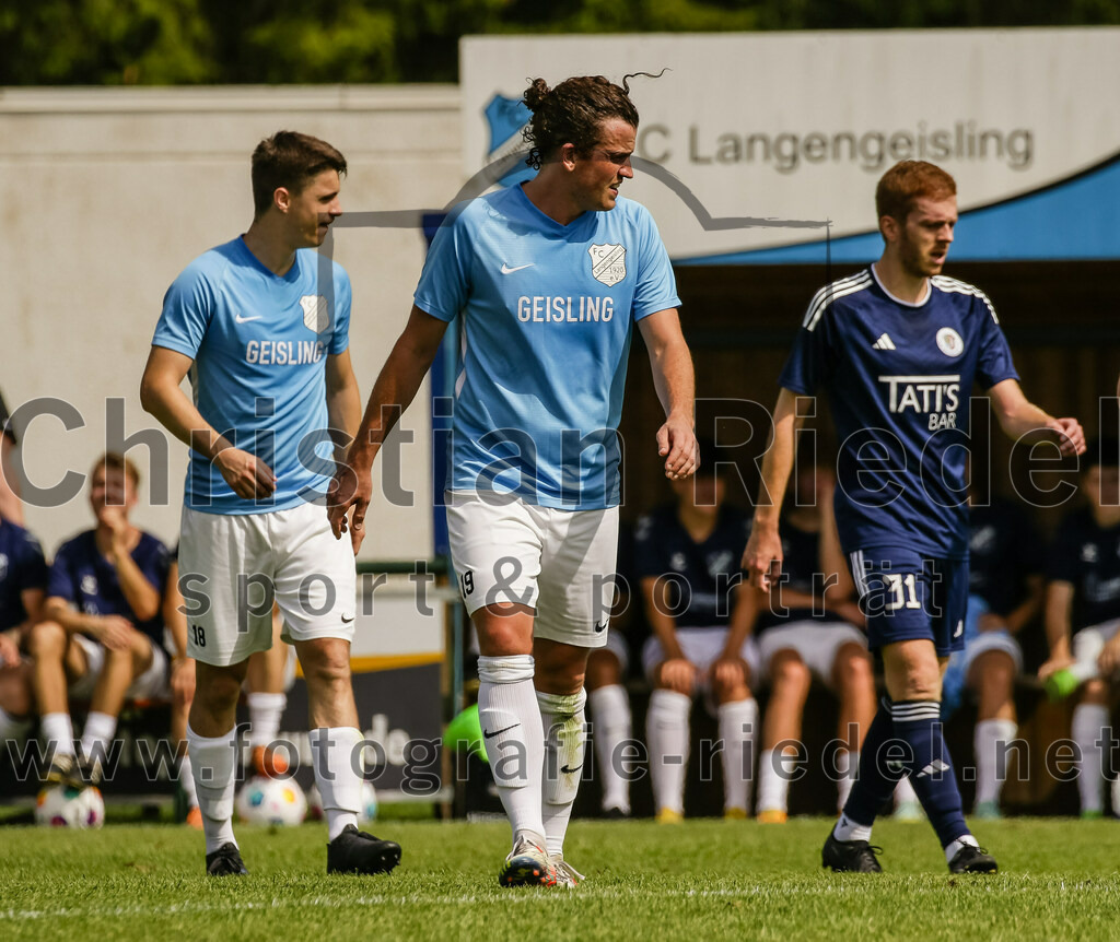2023-08-26_075_FC_Langengeisling_gegen_TuS_Raubling | Erding, Deutschland, 26.08.2023:
Fußball, Bezirksliga Oberbayern Ost 2023 / 2024, 6. Spieltag, FC Langengeisling gegen TuS Raubling, Endergebnis: 2:0

Fabian Aigner (FC Langengeisling, #19), Dominic Reisner (TuS Raubling, #31)

Foto: Christian Riedel / fotografie-riedel.net
