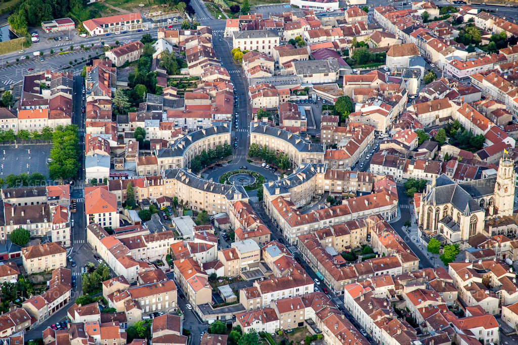 Aerial view: Circular round square Place Trois Evêchés dite Place ronde in Toul in the state Meurthe et Moselle, France. – Photo: IMG_083486.jpg taken on 07/13/2015 by Werner Riehm/FLY-FOTO.com – Resolution of the original: 5292 x 3528 px