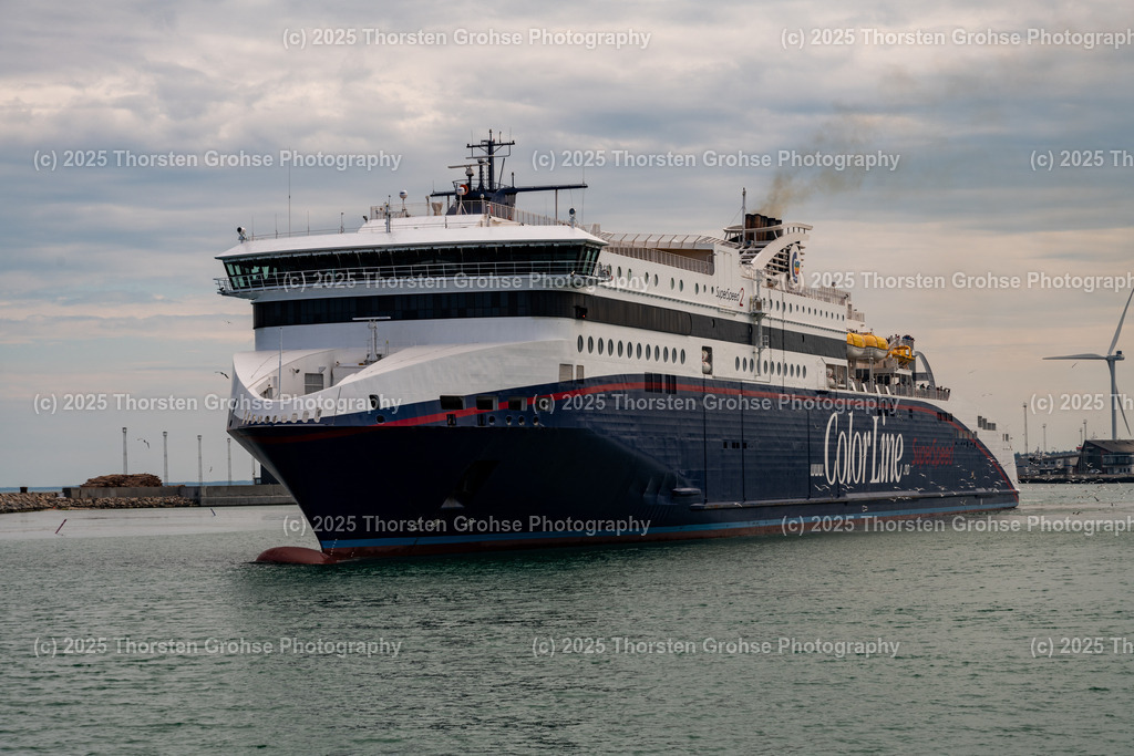 Color Line Super Speed 2 in Hirtshals, Denmark June 2023 | The Color Line Super Speed 2 leaving the port of Hirtshals Denmark for Larvik Norway. Die Color Line Super Speed 2 beim Auslaufen im Hafen von Hirtshals Dänemark mit Ziel Larvik Norwegen.  - Realisiert mit Pictrs.com