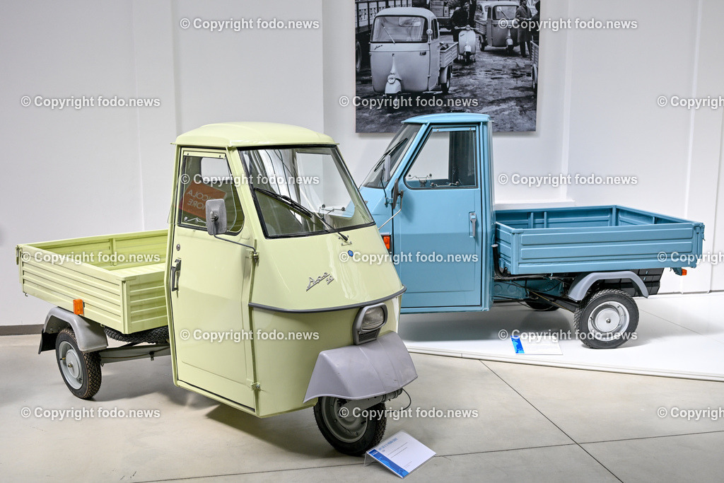 Italien_ Toskana_ Provinz Pisa_ Pontedera_ Vespa_ 29.05.2024-88 | 29.05.2024, Italien, ITA, Toskana, Pontedera im Bild Piaggio, Vespa, Museum

Piaggio ist ein italienischer Fahrzeughersteller mit Sitz in Pontedera. Das Unternehmen produziert verschiedene Mofas und Motorroller, unter anderem die Vespa, das Lastendreirad Ape sowie den Kleintransporter Porter. Zum Konzern gehören auch die Motorradmarken Aprilia, Derbi, Gilera, Laverda und Moto Guzzi. 
Quelle: Wikipedia