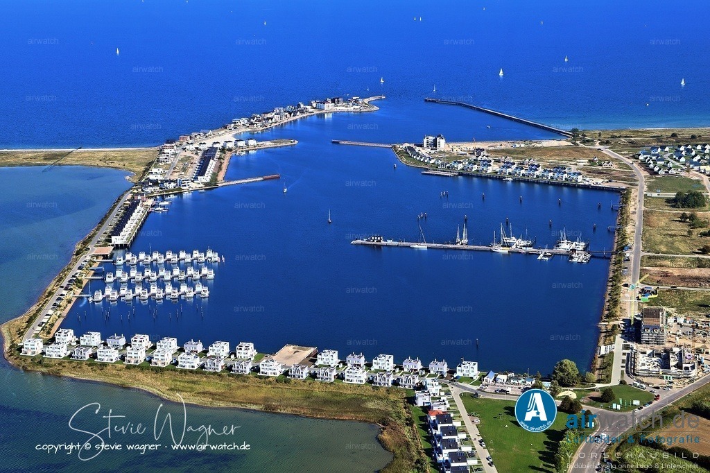  Luftbild OstseeResort Olpenitz - Badebucht Olpenitz im Zentrum des Resorts | Neben dem Hafen steht die Badebucht Olpenitz im Zentrum des Resorts, eine kleine Lagune mit 400 Metern Länge, feinem weißem Sand und kristallklarem Ostseewasser, die an die Karibik erinnert. Die Badebucht ist ganzjährig frei zugänglich und kostet keine Kurtaxe