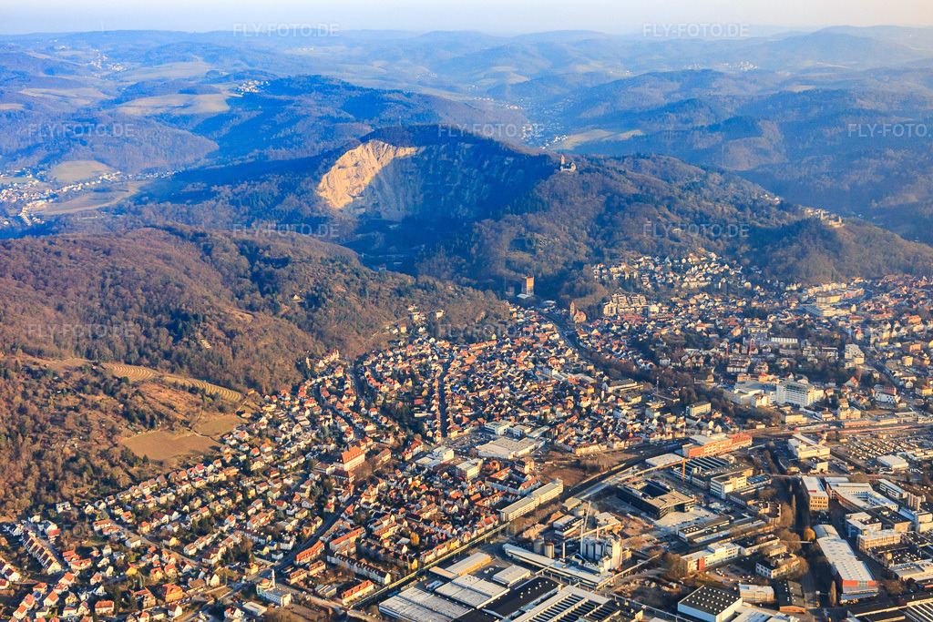 Luftbild: Stadtansicht am Rand des Odenwald zwischen Steinbruch und Industriegebiet (Freudenberg GmbH) aus Norden in Weinheim im Bundesland Baden-Württemberg in Deutschland. Foto: IMG_096694.jpg vom 14.02.2017 durch Werner Riehm/FLY-FOTO.deExtern url