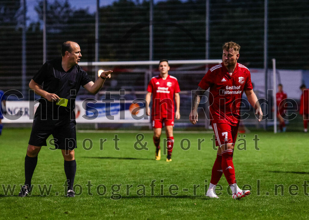 2023-08-01_061_FC_Finsing_gegen_SpVgg_Altenerding | Finsing, Deutschland, 01.08.2023:
Fußball, TOTO Pokal 2023 / 2024, 1. Spieltag, FC Finsing gegen SpVgg Altenerding, Endergebnis: 0:5

Gelbe Karte für Christopher Biendl (FC Finsing, #7)
Schiedsrichter Florian Felkel

Foto: Christian Riedel / fotografie-riedel.net