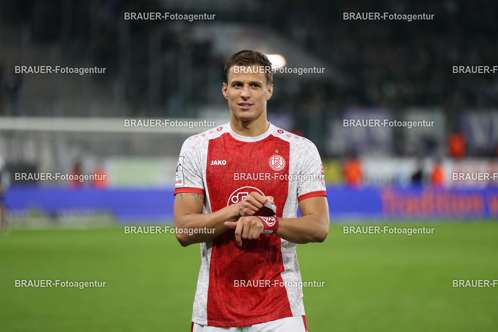 Rot-Weiss Essen - VFL Osnabrück | Essen, Deutschland, 17.09.2025 Michael Schultz  (Rot-Weiss Essen) schaut während des 3.Liga Spiels zwischen  Rot-Weiss Essen und VFL Osnabrück am 17.09.2025 im Stadion an der Hafenstraße in Essen. (Foto von Timo Bluhmki-Schmidt/Brauer Fotoagentur