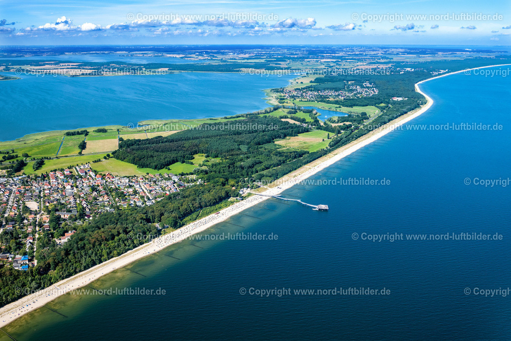 Koserow_Usedom_ELS_7567100822 | KOSEROW 10.08.2022 Blick auf das Ostseebad Koserow an der Küste zur Ostsee auf der Insel Usedom im Bundesland Mecklenburg-Vorpommern. Weiterführende Informationen bei: Kurverwaltung Koserow. // Cityscape Koserow on the coast of the Baltic Sea on the island of Usedom in Mecklenburg Western Pomerania. Further information at: Kurverwaltung Koserow. Foto: Martin Elsen