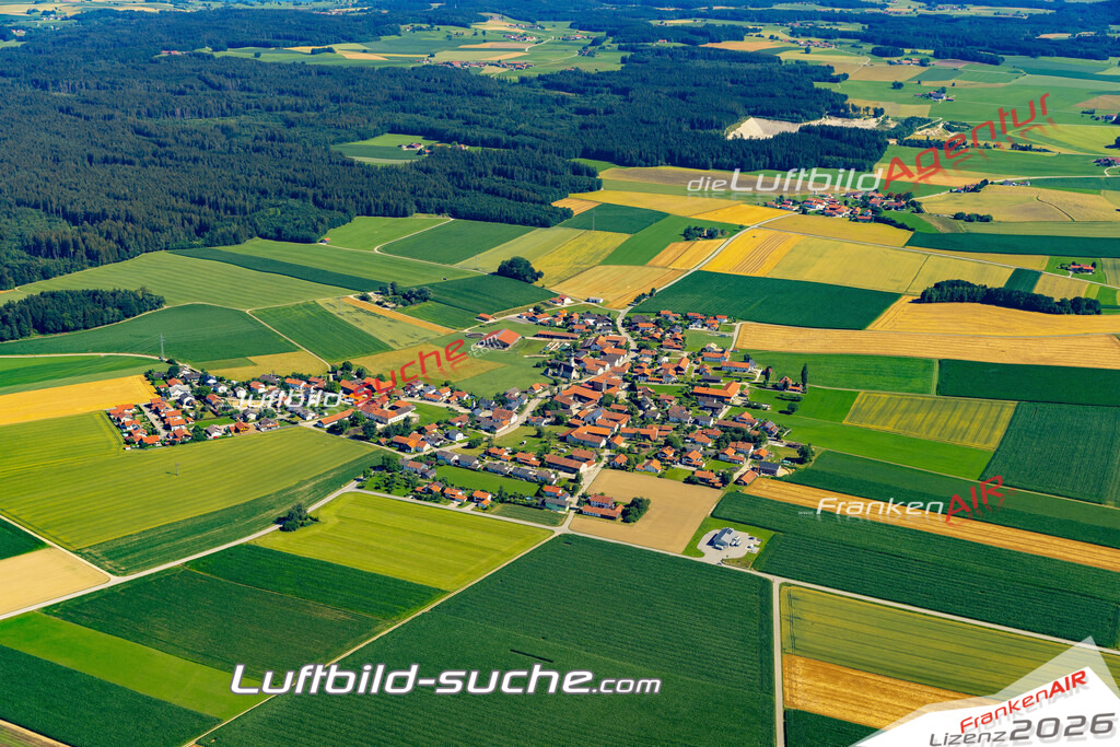 Aktuelles Luftbild von Freutsmoos Palling - Die Luftaufnahme wurde 2022 mittels UL-Flugzeug erstellt ( keine Drohne ) - hochauflösende Kamera-Systeme von  Canon -Beste Qualität - Für grossformatige Ausdrucke geeignet. Die Geschenkidee !
