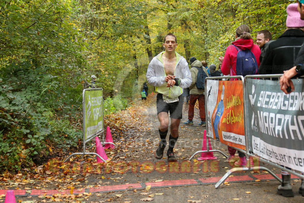 251026_1227_EX1_0453 | Sportfotografie im Rhein-Sieg Kreis, Köln, Bonn, NRW, Rheinland Pfalz, Hessen, etc. Unser Tätigkeitsfeld umfasst den Laufsport vom Volkslauf über den Marathon, Duathlon, Triathon bis zum Ultralauf wie Kölnpfad Ultra oder Schindertrail.