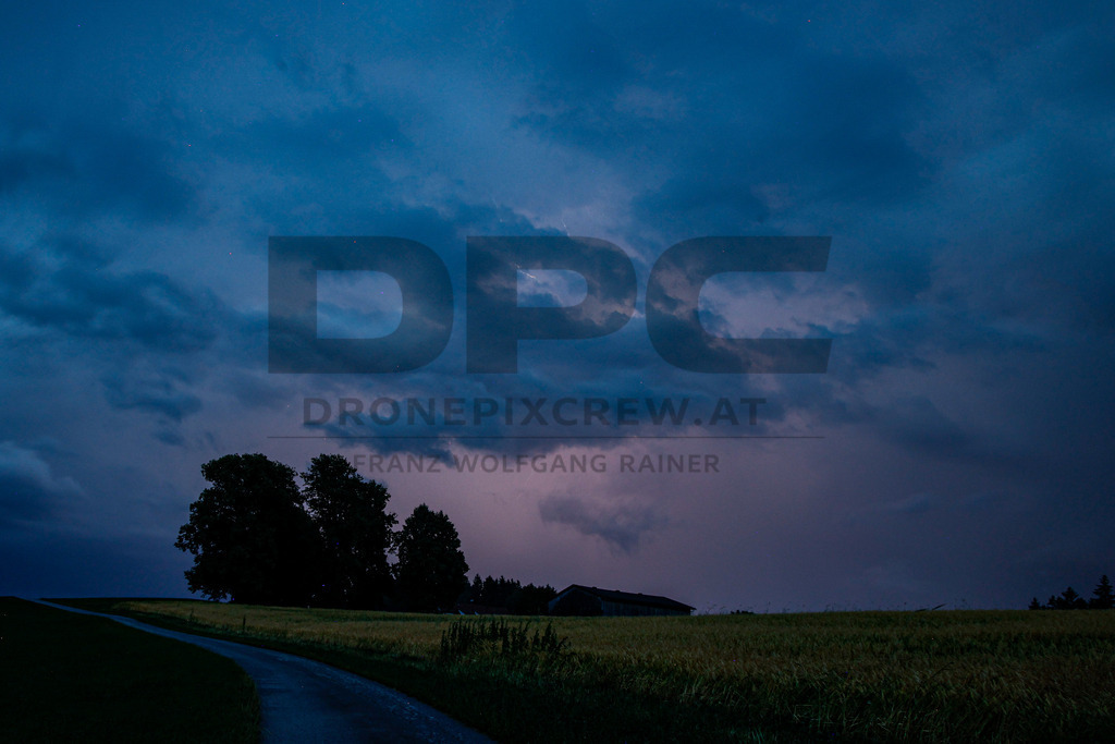 Blitze und Unwetter | Dramatische Gewitterstimmung mit Blitzen am Nachthimmel. Dunkle Wolken und intensive Lichtstimmungen zeigen die Kraft eines herannahenden Unwetters in eindrucksvoller Atmosphäre. - Realisiert mit Pictrs.com