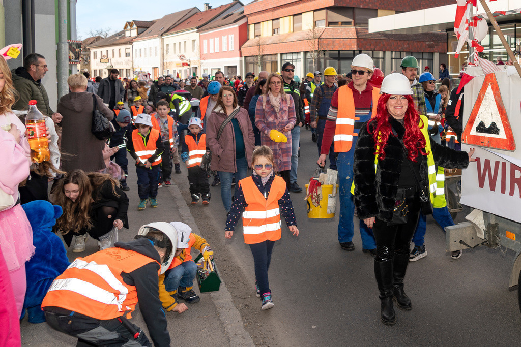 Umzug2025-062_8940 | Fotostrecke: FASCHINGSUMZUG 2025 in Loosdorf. 22 Masken(gruppen)-Teilnehmer: Loosdorfer Vereine, Wirtschaftstreibende, Gemeindeabordnungen sowie Kreditinstitute. rund 700 Besucher entlang der Hauptstrasse. Veranstaltungs-Sicherung durch Mannschaft der FF-Loosdorf mit schwerem Gerät. Maskenprämierung am EKZ-Platz durch Bgm. Thomas Vasku in den Kategorien: Bester Festwagen (Fa. gkonzept-Groissenberger; Beste Personengruppe-ASK-Loosdorf; Beste Einzelperson; Weiteste Anreise-FF Schollach;
