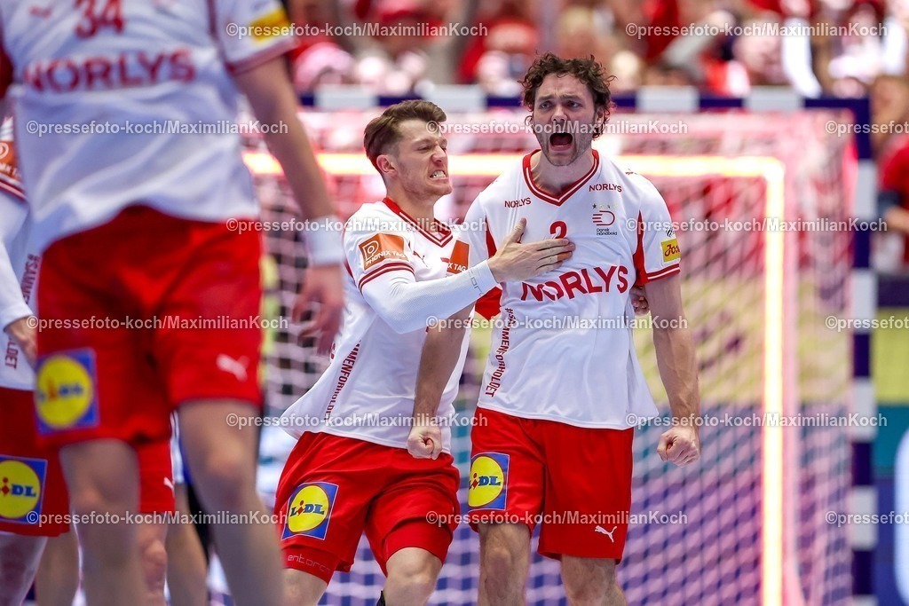 EHF22012603124 | 22.01.2026, Handball, Men's EHF EURO 2026, Frankreich - Dänemark, Jyske Bank Boxen in Herning, Dänemark, Main Round: Abschlussjubel nach dem Sieg Dänemarks gegen Frankreich.  Niclas Vest Kirkelokke (Denmark #03) jubelnd neben  Emil Jakobsen (Denmark #07)