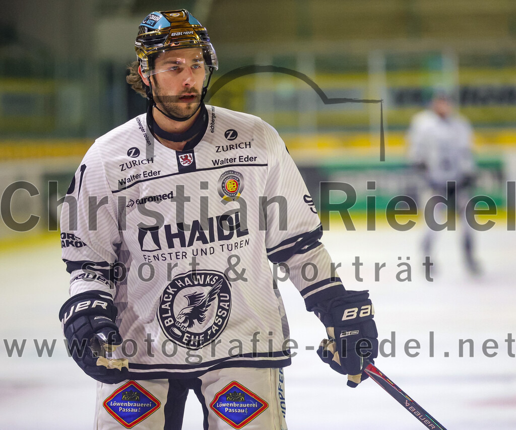 2025-11-25_039_TSV_Erding_gegen_EHF_Passau_Black_Hawks | Erding, Deutschland, 25.11.2025:Eishockey, Oberliga Süd 2025 / 2026, 20. Spieltag, TSV Erding gegen EHF Passau Black Hawks, Endergebnis: 2:3 n.V.Brendan Harrogate (EHF Passau Black Hawks, #61)Foto: Christian Riedel / fotografie-riedel.net