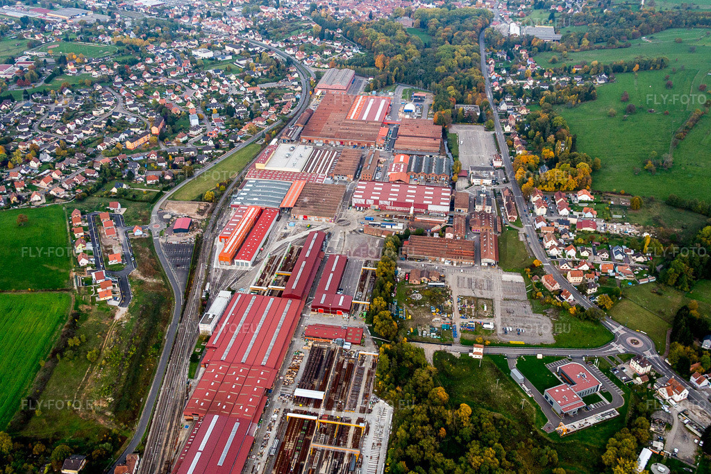 Vue aérienne: Locaux de l'usine Alstom Transport Reichshoffen à Reichshoffen dans le département Bas Rhin, France – .Photo: IMG_084845.jpg prise le 24/10/2015 par Werner Riehm/FLY-FOTO.eu – Résolution de l'original: 4775 x 3184 px