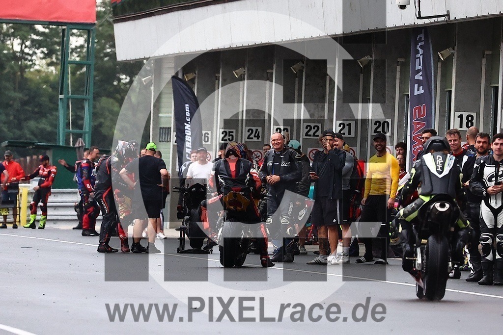 social-20250830_08321 | Schöne Erinnerungen an spannende Momente - das festzuhalten ist unser Job. PIXELrace.de ist seit 2003 auf den Rennstrecken Europas unterwegs um die Action draußen beim Fahren und die wunderbare Stimmung imm Fahrerlager für euch einzufangen.