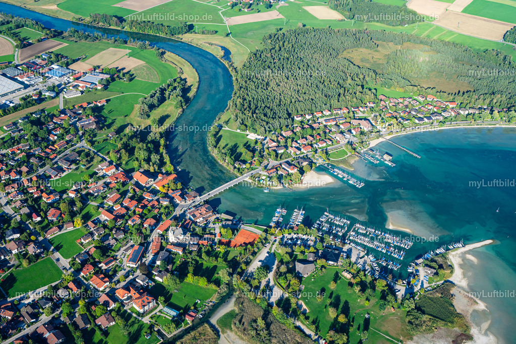 luftbild-seebruck-alzbrücke-bruno-kapeller-12 | Die Alzbrücke in Seebruck mit Yachthafen, Segelbooten und dem Ortskern am Chiemsee, dahinter Wald und Felder. Aufgenommen am 25.09.2026. | Copyright: © Bruno Kapeller - Realisiert mit Pictrs.com
