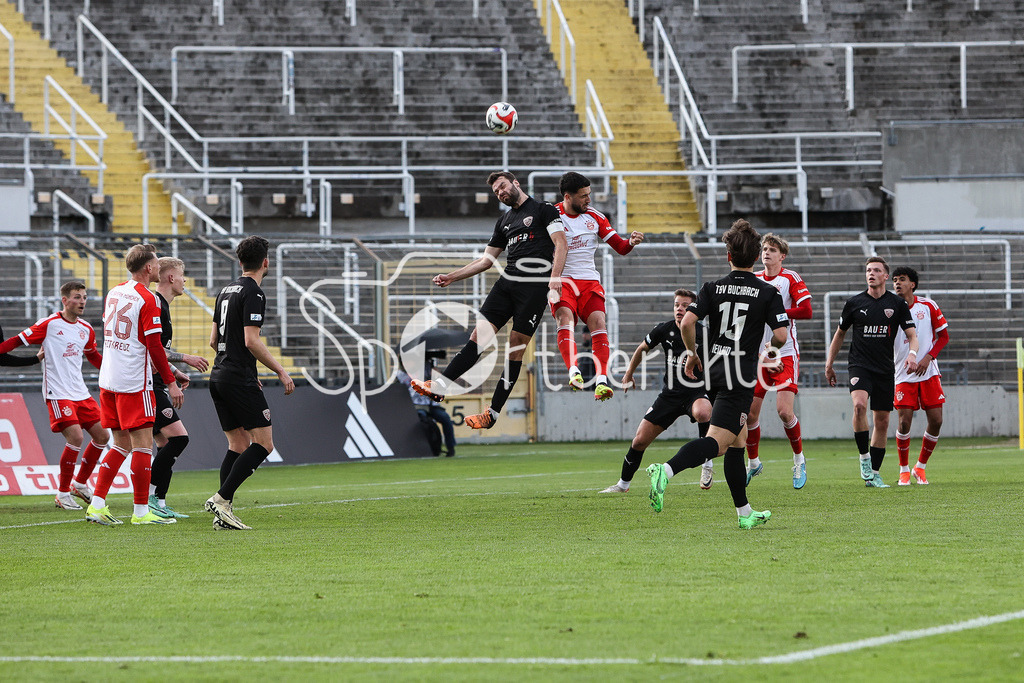 FC Bayern Amateure - TSV Buchbach | Ein Kopfballduell im Strafraum der Gaeste nach einem Eckball fuer die Bayenr Amateure