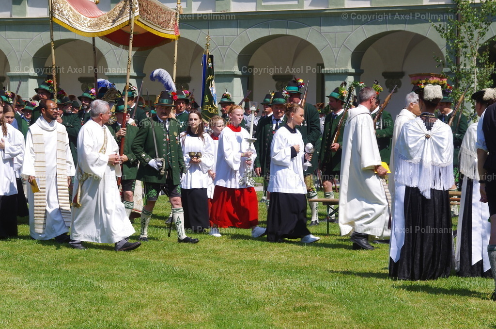 IMGP4722 | fotografiert von Axel PollmannLeonhardi Wallfahrt Benediktbeuern und Murnau, Fronleichnam, Fasching, Landschaft im Loisachtal und Benediktbeuern  - Realisiert mit Pictrs.com