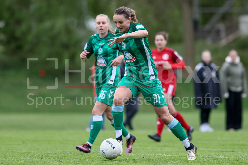 Fussball, Testspiel Frauen, ATS Buntentor - SV Werder Bremen | v.li.: Verena Wieder (SV Werder Bremen, 31) am Ball, Einzelbild, Ganzkörper, Aktion, Action, Spielszene