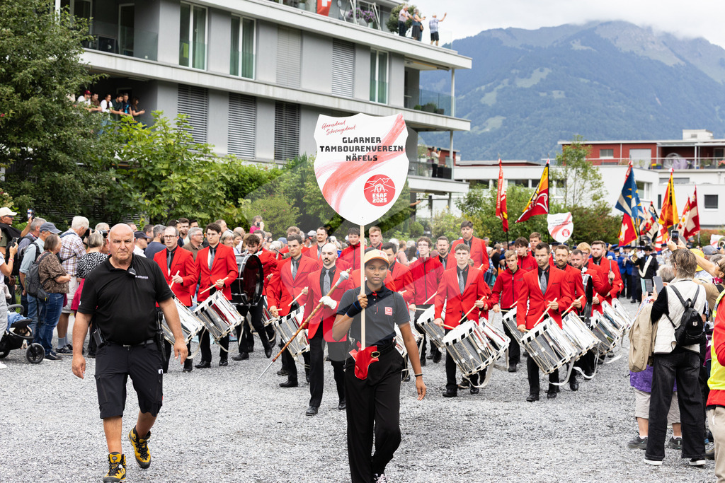 ESAF2025_Freitag_4021 | Die Schwinger des Schwyzer Kantonalen Schwingerverbandes: Fotos, die Dynamik und Leidenschaft festhalten, sowie emotionale Momente aus dem traditionellen Schwingsport zeigen. - Realisiert mit Pictrs.com