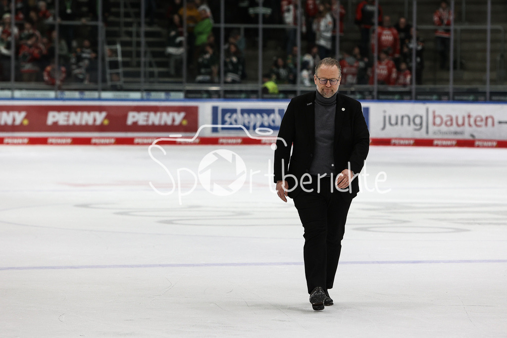 Augsburger Panther - Düsseldorfer EG | ein enttaeuschter Christof KREUTZER schleicht nach dem Spiel vom Eis / Abstieg / Traurig