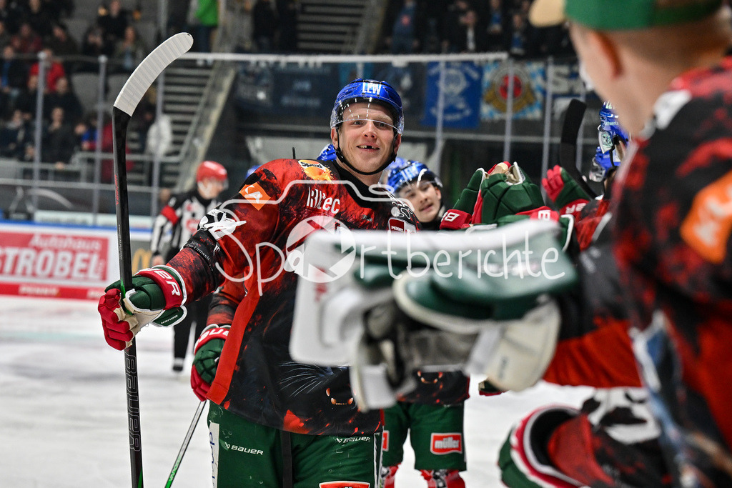 Augsburger Panther - Straubing Tigers | Jubel der Panther nach dem Treffer zum 1-0 / Freude / Happy / Tor / DEL: Augsburger Panther - Straubing Tigers, Curt Frenzel Stadion am 29.11.2024 / Im Bild Alexander OBLINGER (Augsburger Panther #50)