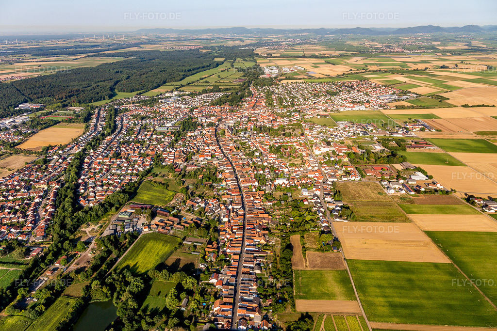 Luftbild: Ortsansicht am Rande von landwirtschaftlichen Feldern und Nutzflächen (Pfalz) in Herxheim bei Landau im Bundesland Rheinland-Pfalz in Deutschland. Foto: IMG_109617.jpg vom 31.07.2018 durch Werner Riehm/FLY-FOTO.de