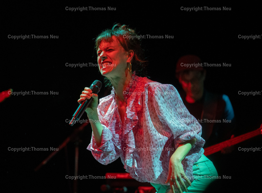 DSC_0291 | Im Parktheater Bensheim fand am 28. März 2026 die Verleihung des Eysoldt-Rings 2025 statt – eine der bedeutendsten Auszeichnungen für Schauspielkunst im deutschsprachigen Raum. Der Preis ging an Thomas Schmauser, der für seine herausragende darstellerische Leistung geehrt wurde.Im Rahmen der Veranstaltung wurde außerdem der Kurt-Hübner-Regiepreis an Fritzi Wartenberg verliehen, die für ihre besondere künstlerische Handschrift und Regiearbeit ausgezeichnet wurde.Musikalischer Teil war Katharina Bach mit ihrer Band "Bitchboy" ,Bild: Thomas Neu