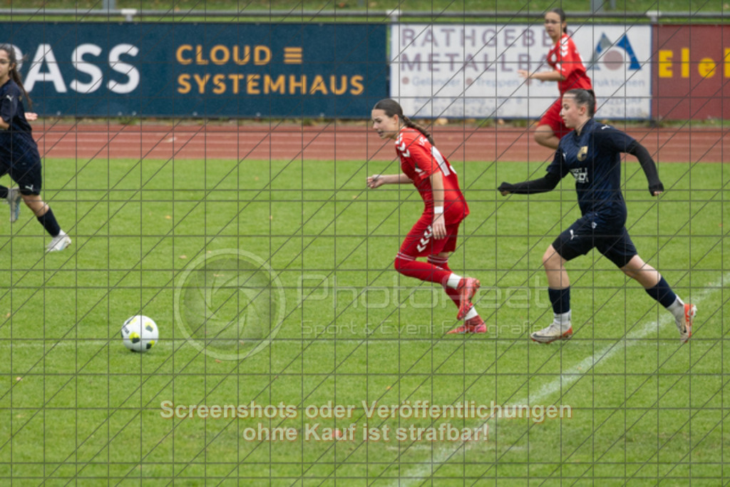 20251004_163503_0366 | #,1.FC Donzdorf (rot) vs. ASV Spartania Eislingen (blau), Fussball, B-Juniorinnen-Verbandsstaffel Nord, wfv, 03. Spieltag, Saison 2025/2026, Rasenplatz, Lautertal Stadion, Süßener Straße 16, 73072 Donzdorf, 04.10.2025 - 16:00 Uhr,Foto: PhotoPeet-Sportfotografie/Peter Harich