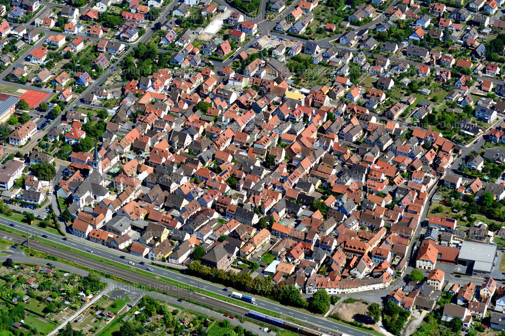 3650069 | THüNGERSHEIM 31.08.2016 Altstadtbereich und Innenstadtzentrum  in Thüngersheim im Bundesland Bayern, Deutschland // Old Town area and city center  in Thüngersheim in the state Bavaria, Germany Foto: Gerhard Launer