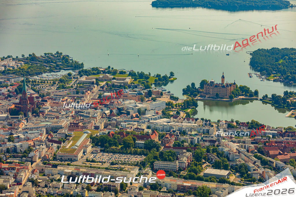 Skyline Schwerin Bild- Das Luftbild wurde 2025 vom UL-Flugzeug heraus erstellt ( keine Drohne bzw. Drohnenaufnahme ) - Hochauflösende Luftaufnahme -Nicht vergleichbar mit Google Maps oder Satelittenbilder- Die Geschenkidee !Mit Lizenz und Bildrechte bestellbar - CC