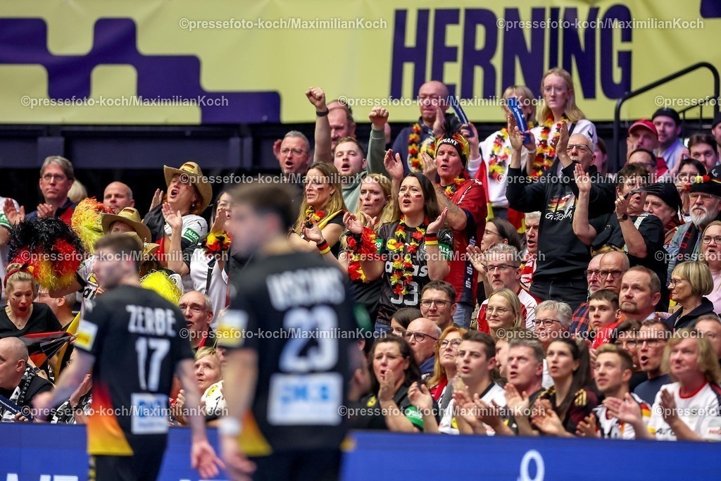 EHF19012602090 | 19.01.2026, Handball, Men's EHF EURO 2026, Deutschland - Spanien, Jyske Bank Boxen in Herning, Dänemark, Preliminary Round: Gute Stimmung bei den Handballfans. Tausende deutsche Fas sind angereist und feuern die Mannschaft euphorisch an. 