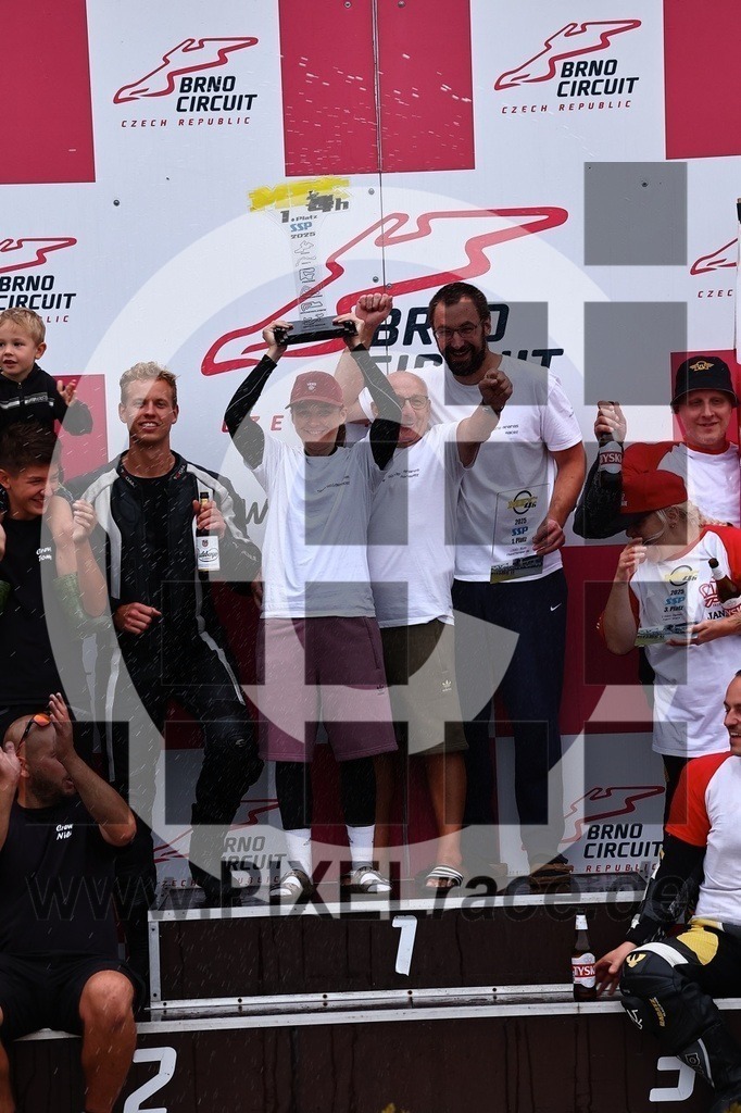 social-20250830_08416 | Schöne Erinnerungen an spannende Momente - das festzuhalten ist unser Job. PIXELrace.de ist seit 2003 auf den Rennstrecken Europas unterwegs um die Action draußen beim Fahren und die wunderbare Stimmung imm Fahrerlager für euch einzufangen.