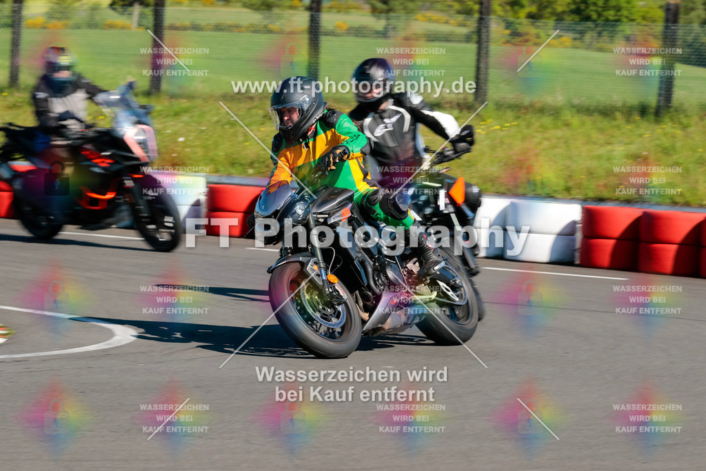 Moto-TeamOBK-21437 | Hier findet Ihr Bilder von Touristenfahrten auf der Nürburgring Nordschleife oder von anderen Veranstaltungen die ich besucht habe. Viel Spass beim Durch Schauen 