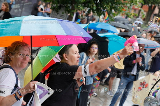 20240727-_11A4731-csd-mainz-HEN-FOTO | 27.07.2024 Jubiläum 30. CSD in Mainz. Vielbunt und Queeres. Christopher Street Day in der Innenstadt mit Kundgebung auf dem Gutenbergplatz und Bühnenprogramm auf der Malakoff Terrasse. Ein Zeichen für Toleranz und Gleichberechtigung hier gibt es Seifenblasen  (Foto: Peter Henrich) - Realisiert mit Pictrs.com