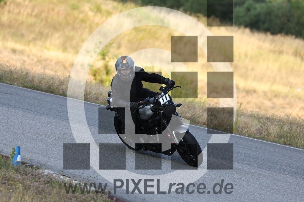0111-20260808_12403 | Schöne Erinnerungen an spannende Momente - das festzuhalten ist unser Job. PIXELrace.de ist seit 2003 auf den Rennstrecken Europas unterwegs um die Action draußen beim Fahren und die wunderbare Stimmung imm Fahrerlager für euch einzufangen.