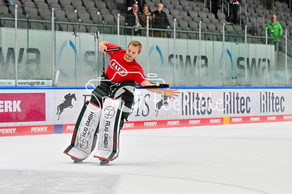 Augsburger Panther - Iserlohn Roosters | Die Augsburger Panther feiern zusammen mit ihren Fans den Heimsieg gegen Iserlohn / Penny DEL: Augsburger Panther - Iserlohn Roosters; Curt Frenzel Stadion am 21.09.2025 / im Bild Michael GARTEIG (Augsburger Panther 34